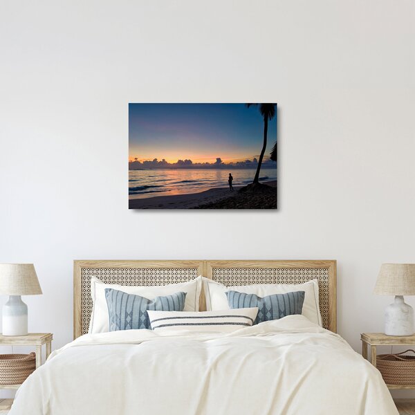 Obraz na szkle - kobieta na plaży (70x50 cm)
