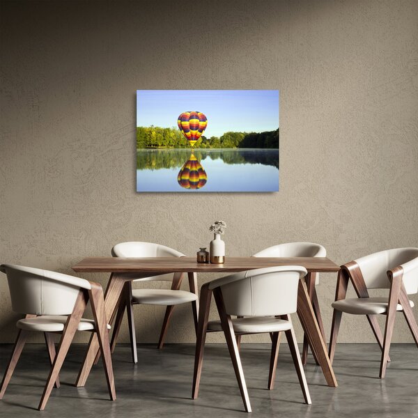 Obraz na szkle - balon na ogrzane powietrze nad jeziorem (70x50 cm)