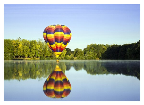 Obraz na szkle - balon na ogrzane powietrze nad jeziorem (70x50 cm)