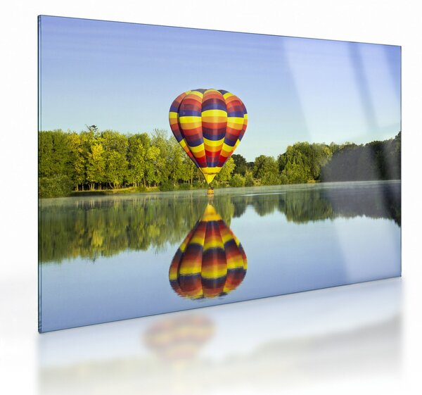 Obraz na szkle - balon na ogrzane powietrze nad jeziorem (70x50 cm)