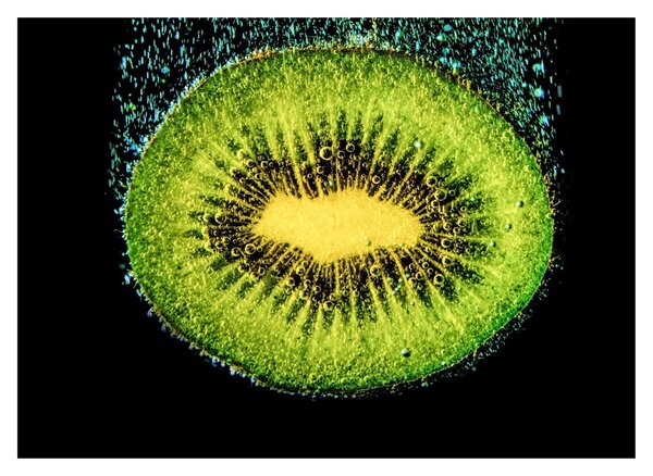 Obraz na szkle - szczegół kiwi w wodzie (70x50 cm)