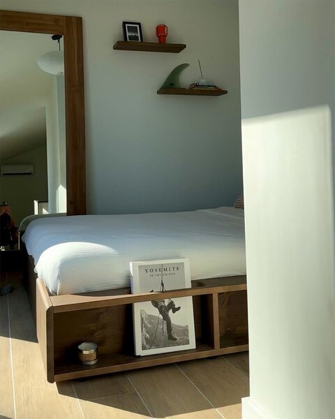 Brązowe łóżko dwuosobowe z drewna sosnowego ze stelażem 160x200 cm Ziggy – Karup Design