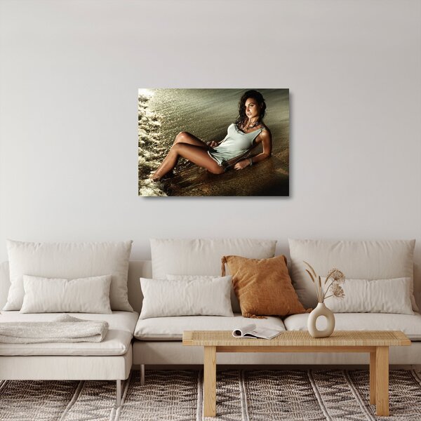 Obraz na szkle - kobieta na plaży (70x50 cm)