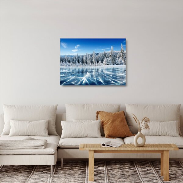 Obraz na szkle zamarzniętego jeziora i pokrytych śniegiem drzew (70x50 cm)