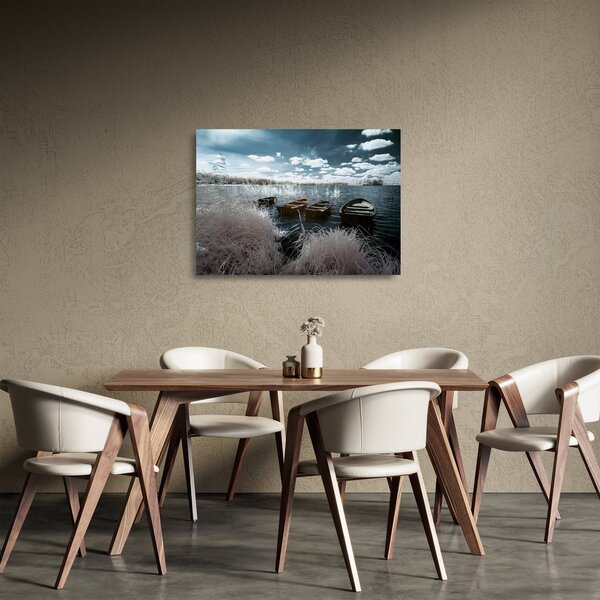 Obraz na szkle - Drewniane łodzie na jeziorze (70x50 cm)
