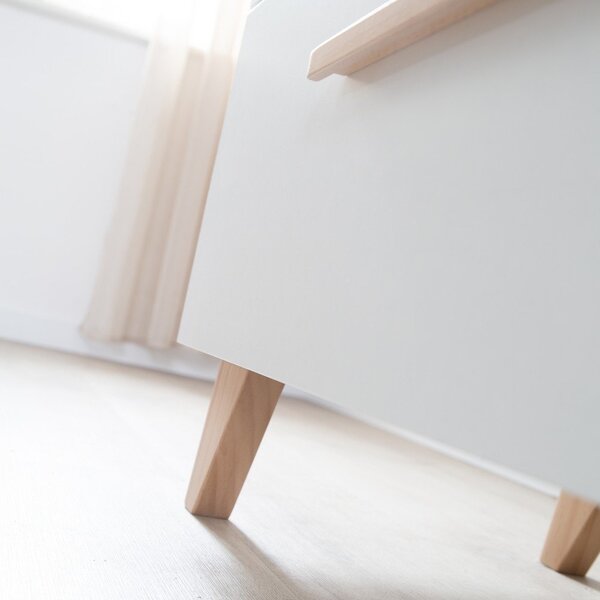 Biała komoda dziecięca w dekorze dębu z przewijakiem 88,5x99x76 cm Léon – Roba
