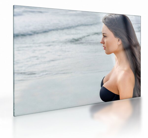 Obraz na szkle kobiety na plaży (70x50 cm)