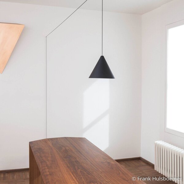 FLOS Żyrandol String light, kabel 12 m, stożek STRING, możliwość ściemniania, czarny, salon / jadalnia, aluminium, design