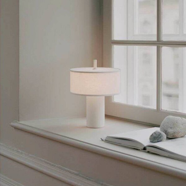 New Works Lampa stołowa Margin, możliwość ściemniania, biały / opal, salon / jadalnia, tkanina / materiał / jedwab, skandynawski