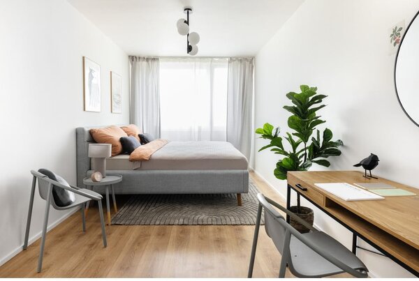 Szaroniebieskie tapicerowane łóżko dwuosobowe ze schowkiem ze stelażem 180x200 cm Lotte – Meise Möbel