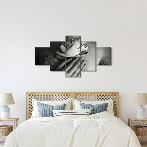 Obraz - Lotos w rękach Buddy (125x70 cm)