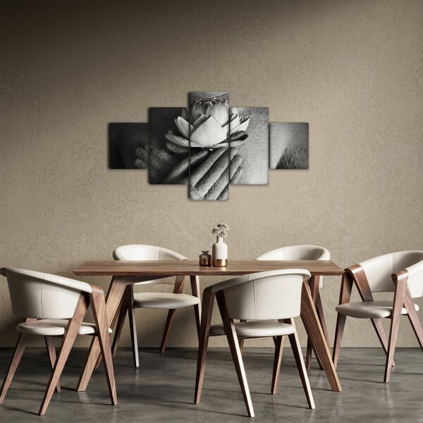 Obraz - Lotos w rękach Buddy (125x70 cm)