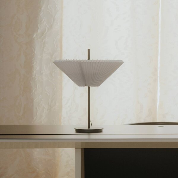 New Works Lampa stołowa Nebra, czarny, salon / jadalnia, metal, design