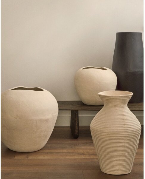 Kremowy wysoki wazon z papier mâché (wysokość 51 cm) Pria – Kave Home