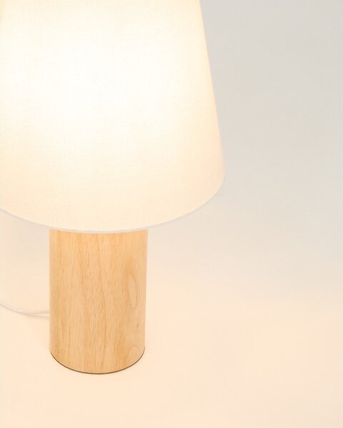 Biała/w naturalnym kolorze lampa stołowa z litego drewna kauczukowego z tekstylnym kloszem (wysokość 49,5 cm) Marga – Kave Home