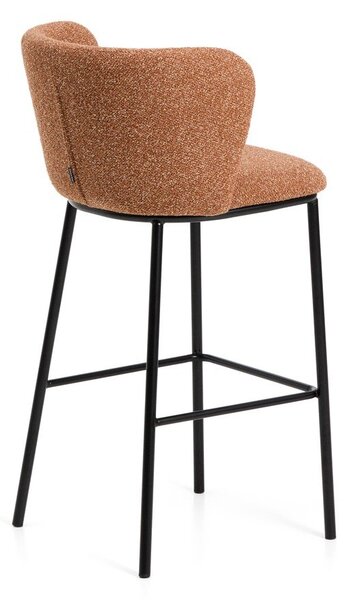 Tapicerowany hoker w kolorze terakoty (wysokość siedziska 75 cm) Ciselia – Kave Home