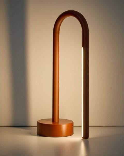 Czerwona metalowa lampa stołowa LED (wysokość 30 cm) Bow – Kave Home