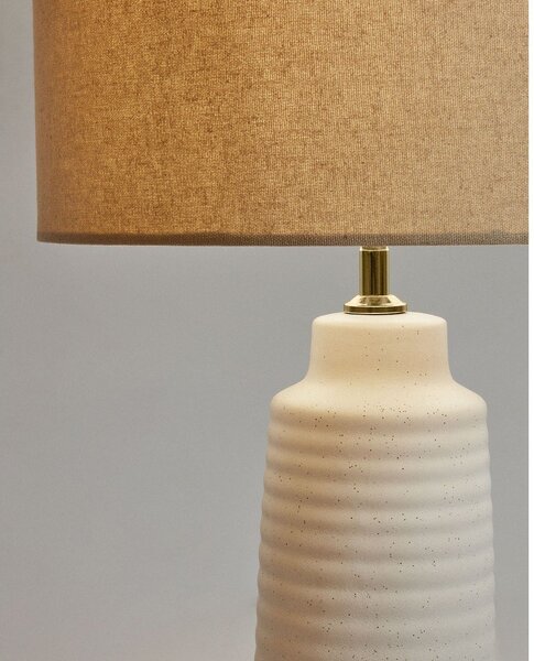 Biała/beżowa lampa stołowa ceramiczna z tekstylnym kloszem (wysokość 58 cm) Mijal – Kave Home