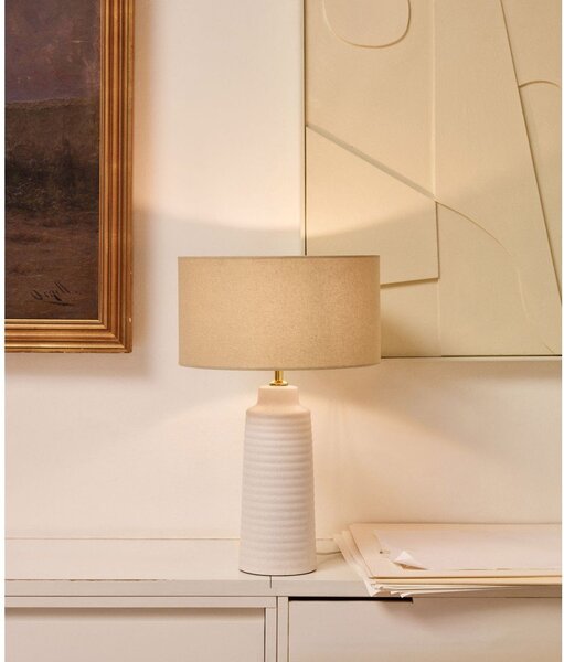 Biała/beżowa lampa stołowa ceramiczna z tekstylnym kloszem (wysokość 58 cm) Mijal – Kave Home