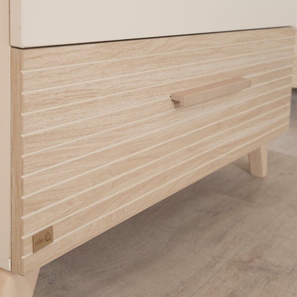 Kremowo-naturalna komoda dziecięca w dekorze dębu z przewijakiem 110x98x75 cm Sidney – Roba
