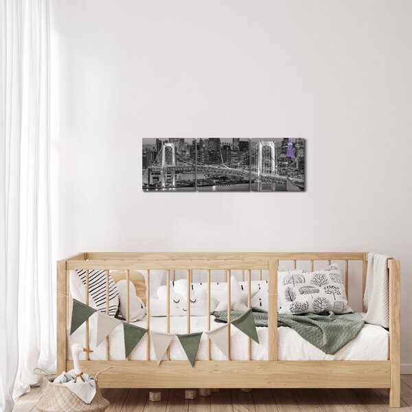 Obraz - Duże miasto z fioletową wieżą (z zegarem) (90x30 cm)