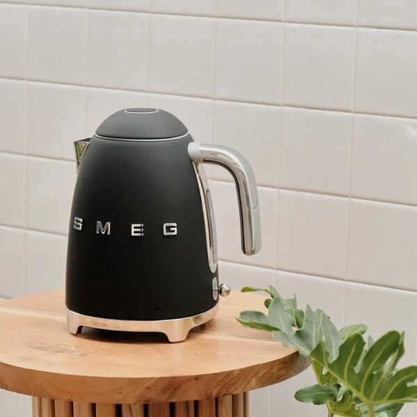 Czarny czajnik SMEG 50's Retro Style