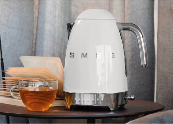 Biały czajnik elektryczny ze stali nierdzewnej 1,7 l Retro Style – SMEG