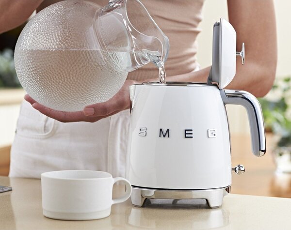 Biały czajnik elektryczny ze stali nierdzewnej 800 ml Retro Style – SMEG