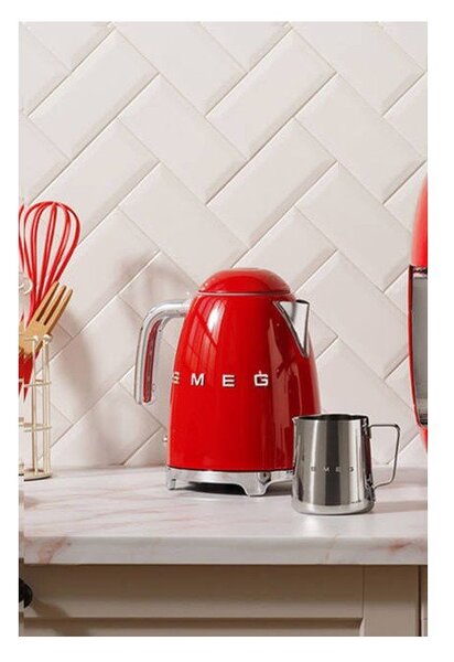 Czerwony czajnik SMEG