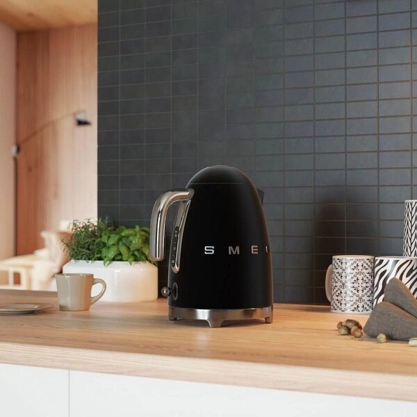 Czarny czajnik elektryczny ze stali nierdzewnej 1,7 l Retro Style – SMEG
