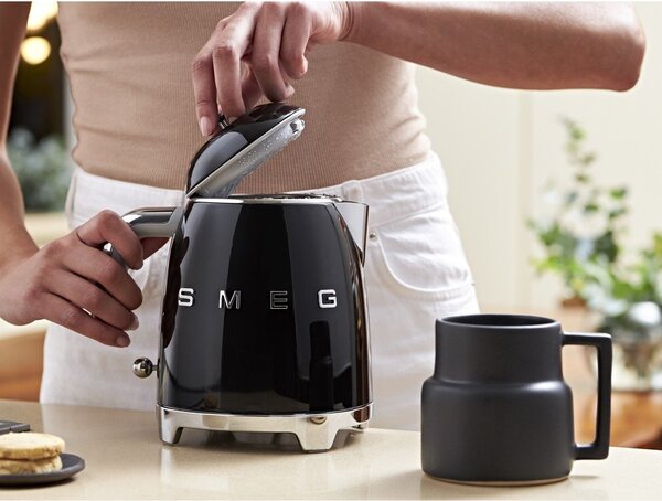 Czarny czajnik elektryczny ze stali nierdzewnej 800 ml Retro Style – SMEG