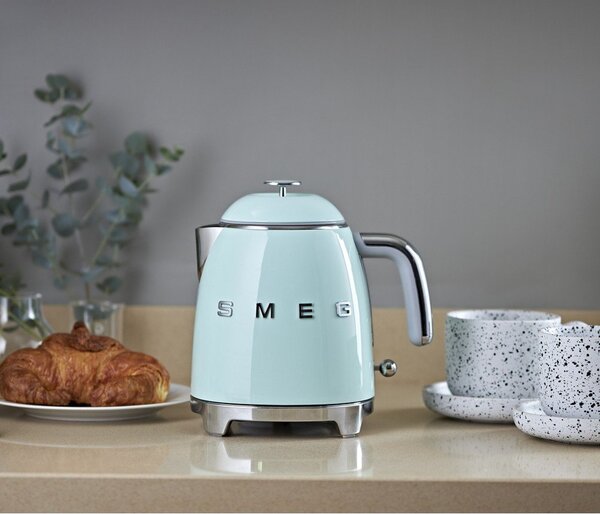 Jasnozielony czajnik elektryczny ze stali nierdzewnej 800 ml Retro Style – SMEG