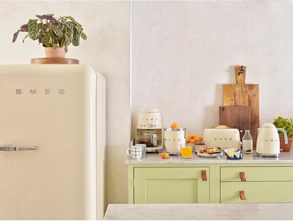 Kremowy czajnik SMEG 50's Retro Style
