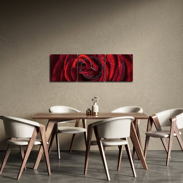 Obraz - Czerwona róża z kroplami rosy (z zegarem) (90x30 cm)
