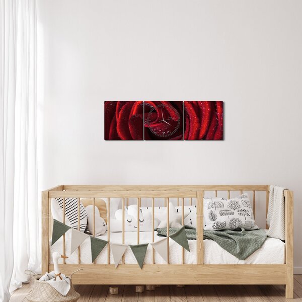 Obraz - Czerwona róża z kroplami rosy (z zegarem) (90x30 cm)