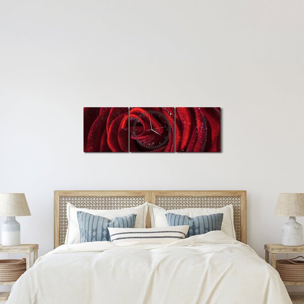 Obraz - Czerwona róża z kroplami rosy (z zegarem) (90x30 cm)