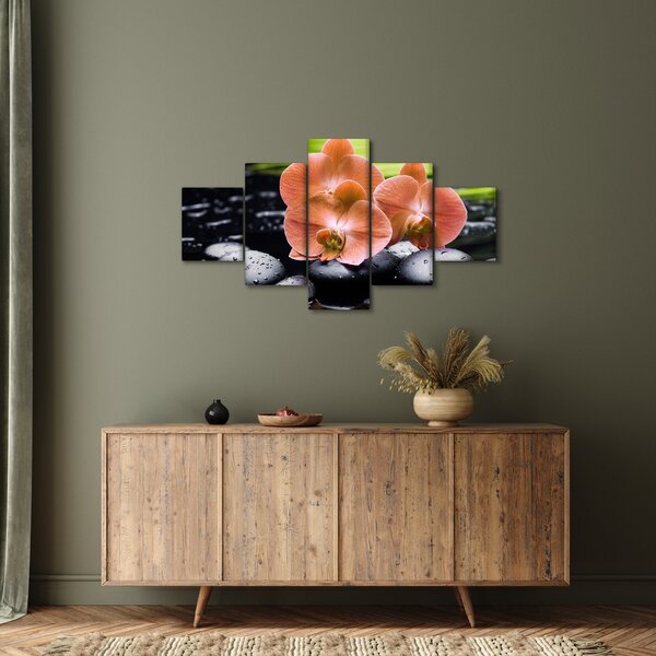Obraz - Pomarańczowa orchidea z liśćmi palmy (125x70 cm)