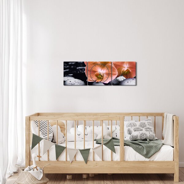 Obraz - Pomarańczowa orchidea z liśćmi palmy (z zegarem) (90x30 cm)