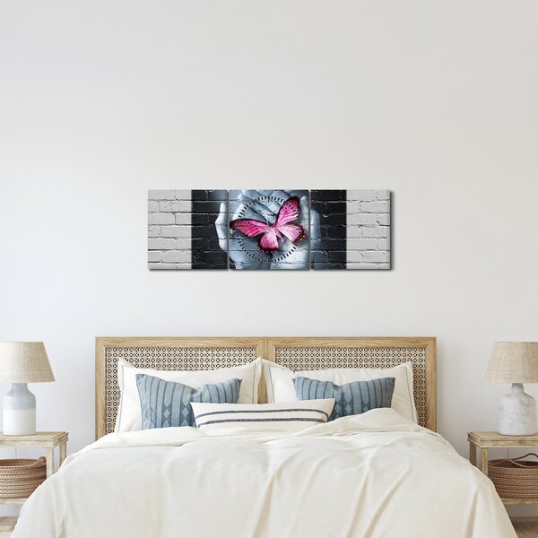 Obraz - Różowy motyl w ścianie (z zegarem) (90x30 cm)