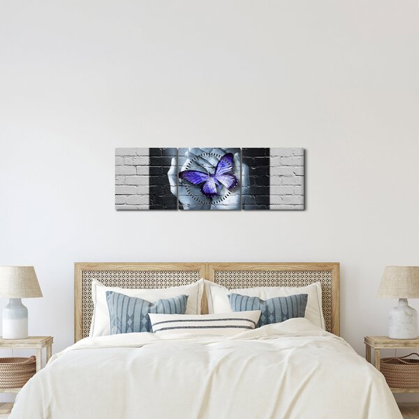 Obraz - Fioletowy motyl na ścianie (z zegarem) (90x30 cm)