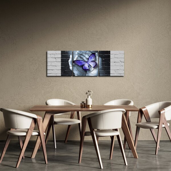 Obraz - Fioletowy motyl na ścianie (z zegarem) (90x30 cm)