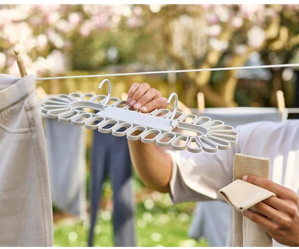 Beżowa wisząca suszarka na pranie Petal – Joseph Joseph