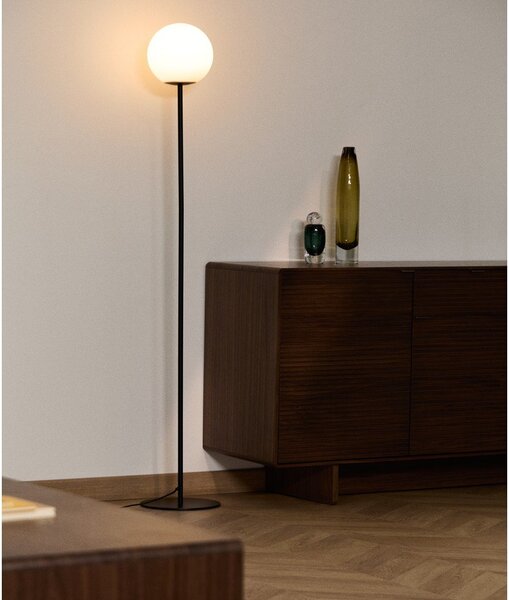 Biała/czarna lampa stojąca ze szklanym kloszem (wysokość 155 cm) Brisia – Kave Home