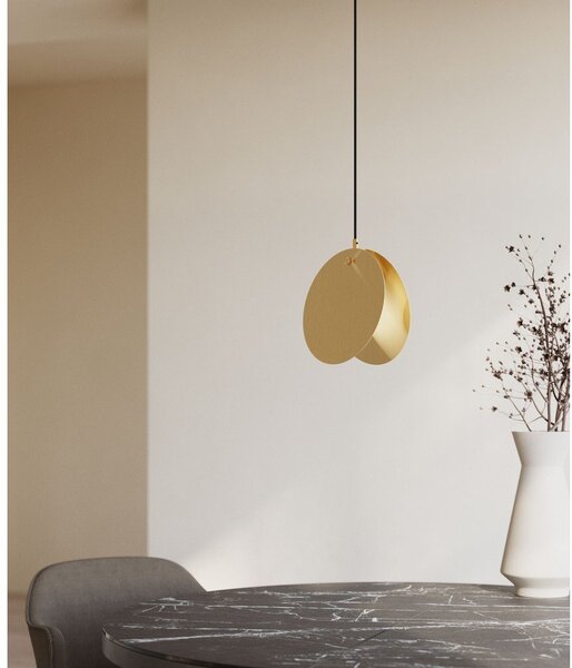 Lampa wisząca w kolorze złota z metalowym kloszem Monica – Kave Home