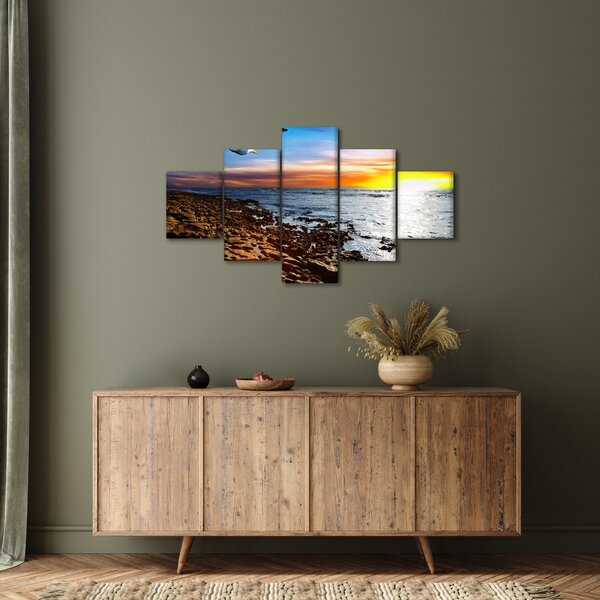 Obraz - Mewa lecąca nad wybrzeżem (125x70 cm)