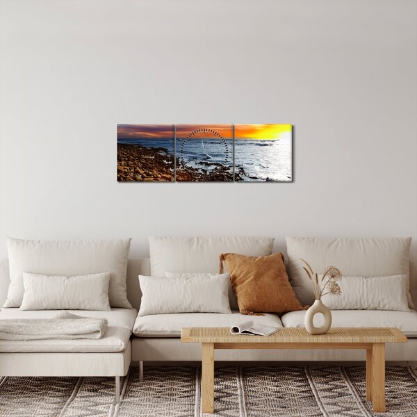 Obraz - Mewa lecąca nad wybrzeżem (z zegarem) (90x30 cm)