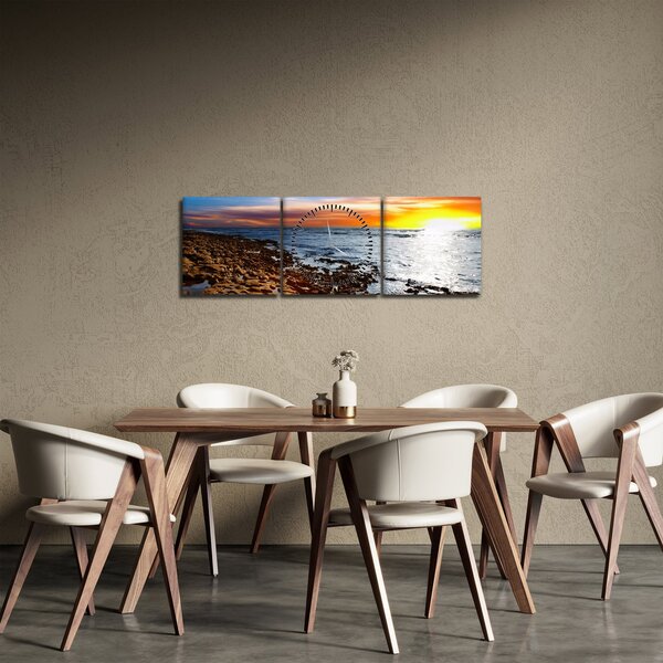 Obraz - Mewa lecąca nad wybrzeżem (z zegarem) (90x30 cm)