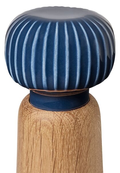 Młynek do przypraw z drewna dębowego z ciemnoniebieskim porcelanowym detalem Kähler Design Hammershoi, wys. 17,5 cm