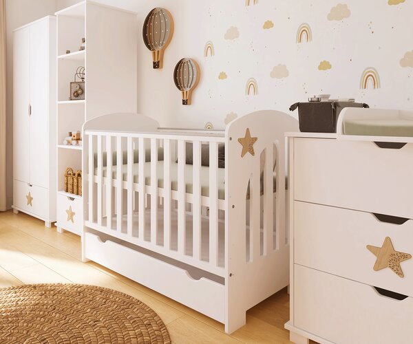 Łóżeczko dziecięce STARS BABY 120x60 z szufladą, barierką i funkcją tapczanika – białe z dekoracyjną gwiazdką