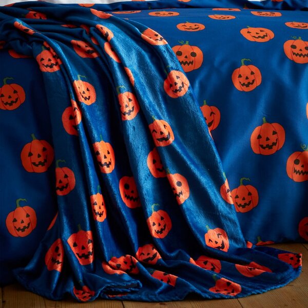 Niebiesko-pomarańczowy koc z motywem Halloween z mikropluszu 130x170 cm Halloween Pumpkins – Catherine Lansfield